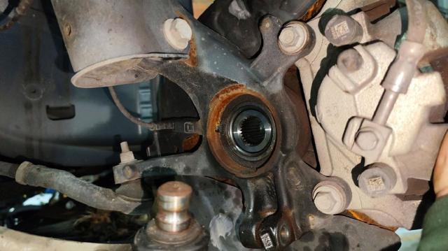 FORD 2451516 Цапфа (поворотный кулак) передний левый в наличии Кривой Рог