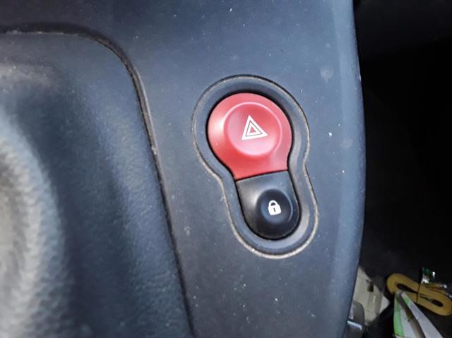 Botão de ativação do sinal de emergência 252105246R Renault (RVI)