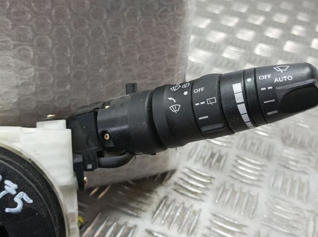 Comutador instalado na coluna da direção, montado Nissan Navara D40