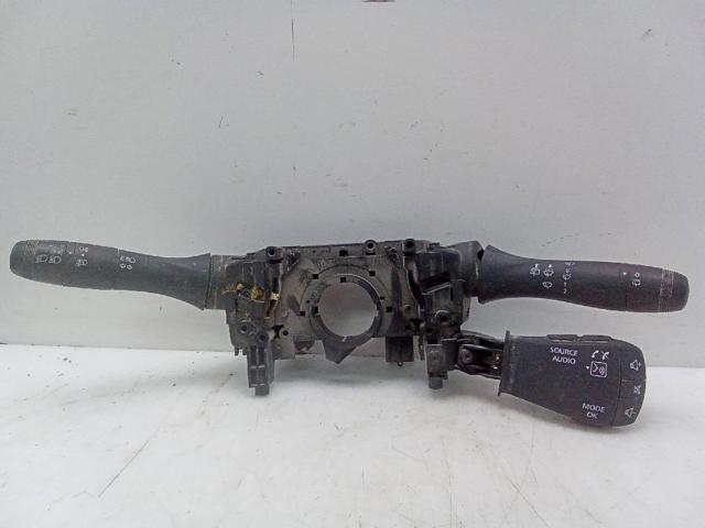 Comutador instalado na coluna da direção, montado Dacia Duster HM