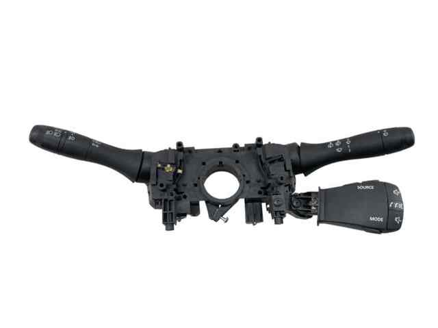 Comutador instalado na coluna da direção, montado Dacia Duster HM