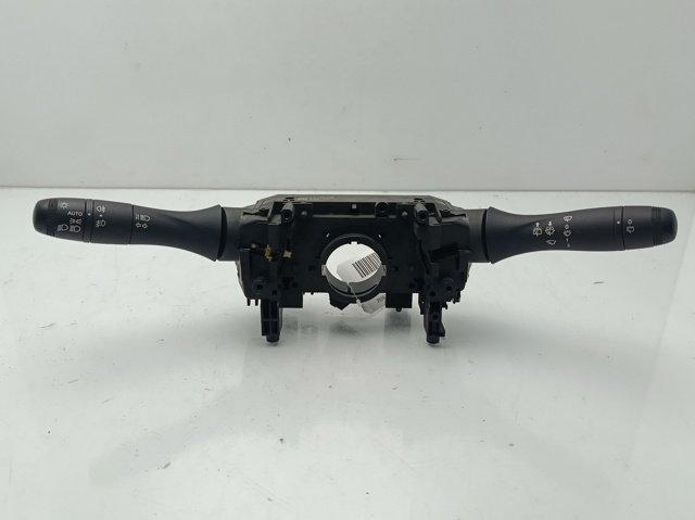 Comutador instalado na coluna da direção, montado Dacia Duster HM