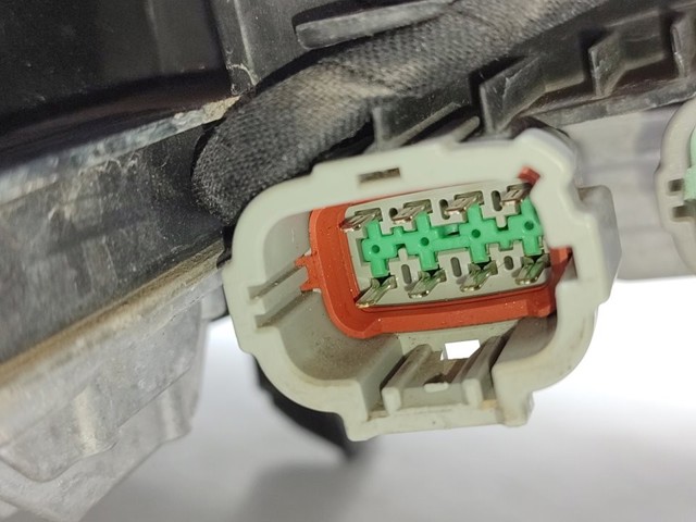 NISSAN 260605DA3B Левая фара в наличии Черновцы
