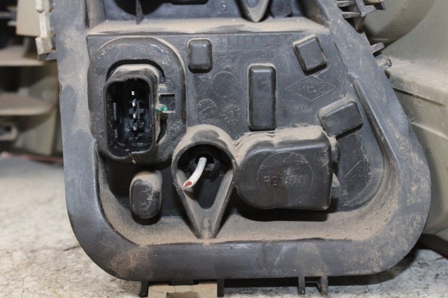 RENAULT 265550016R Фонарь задний левый внешний в наличии Украина