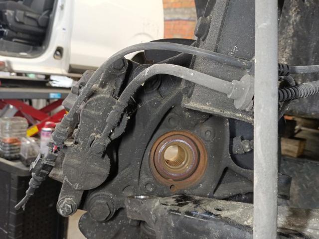 2N0407258B VAG Цапфа (поворотный кулак) передний правый купить в Ужгород