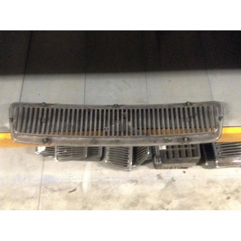 VOLVO 30621339 Решетка радиатора в наличии Харьков