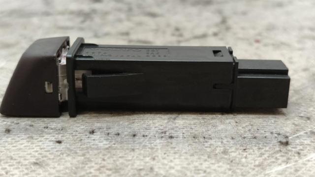 Botão de ativação do sinal de emergência Volvo S40 2 MS