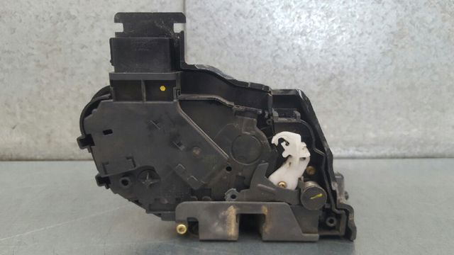 VOLVO 30753661 Замок двери передней правой в наличии Ирпень