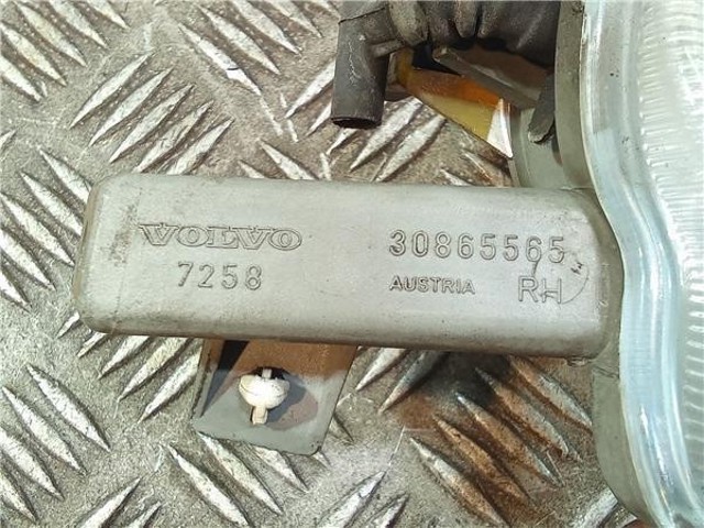 VOLVO 30865565 Фара противотуманная правая в наличии Харьков