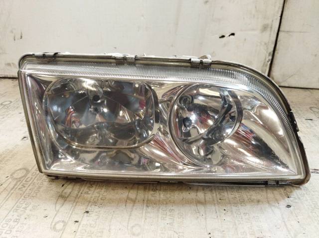 Luz direita 30899683 Volvo