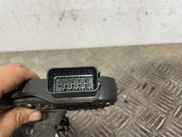 31253921 VOLVO Замок двери задней правой купить в Ужгород