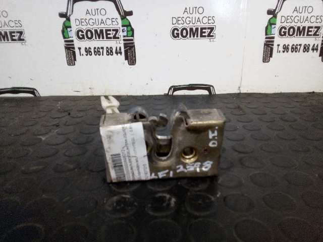 Fecho da porta dianteira esquerda 321837015 VAG