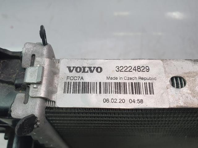 VOLVO 32224829 Радиатор охлаждения двигателя в наличии Киев