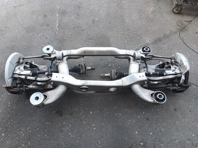 Viga de suspensão traseira (plataforma veicular) 33316779789 BMW