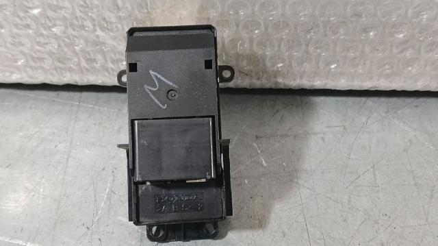35760SWAG01 HONDA Кнопка включения мотора стеклоподъемника передняя правая купить в Харьков