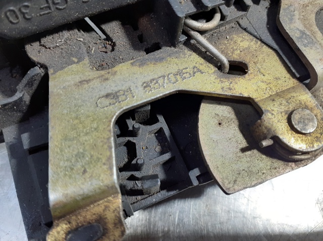 Fecho da porta dianteira esquerda 3B1837015A VAG