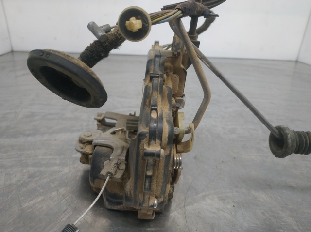 Fecho da porta dianteira esquerda 3B1837015AQ VAG