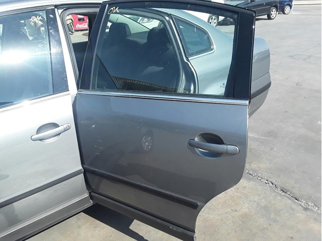 Porta traseira esquerda para Volkswagen Passat 1.8 ADR 3B5833051AB
