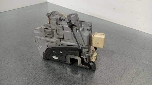 Fecho da porta dianteira esquerda 3C1837015A VAG