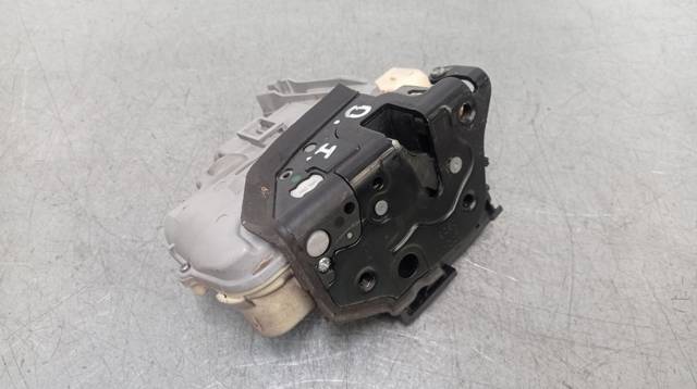 Fecho da porta dianteira esquerda 3C1837015A VAG