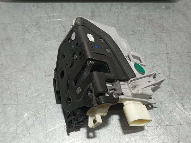 Fecho da porta dianteira esquerda 3C1837015B VAG