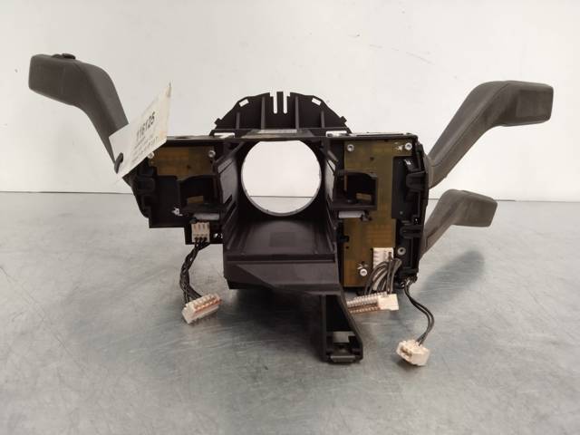 Comutador instalado na coluna da direção, montado Volkswagen Passat 3C2