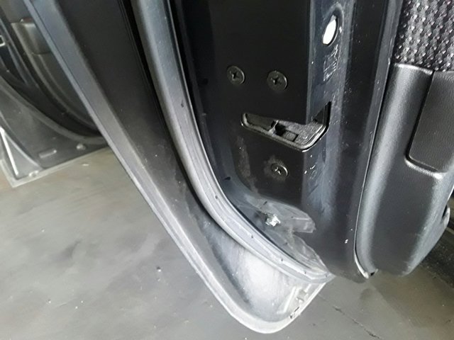 Fecho da porta traseira esquerda 3N6AA26413BP Mazda