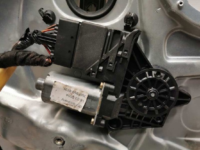 3U0959812 VAG Мотор стеклоподъемника двери задней правой купить в Житомир