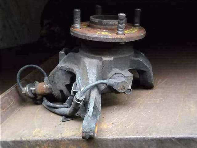 400102J500 NISSAN Цапфа (поворотный кулак) передний правый купить в Киев