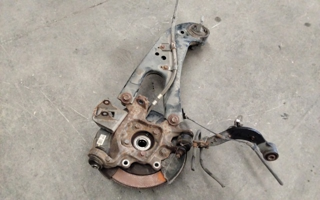 TOYOTA 4230448060 Цапфа (поворотный кулак) задний правый в наличии Каменское