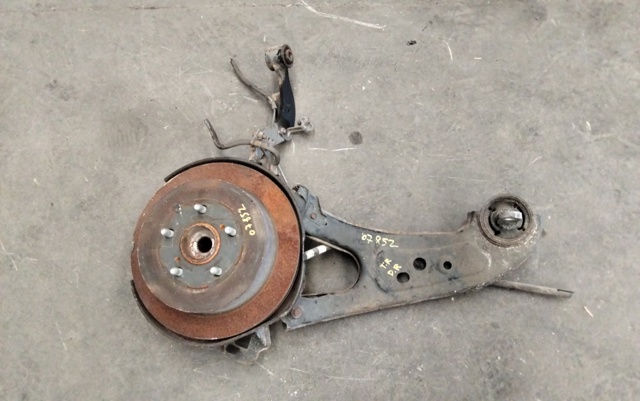 TOYOTA 4230448060 Цапфа (поворотный кулак) задний правый в наличии Одесса