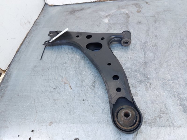 TOYOTA 4806842041 Рычаг передней подвески нижний правый в наличии Ровно