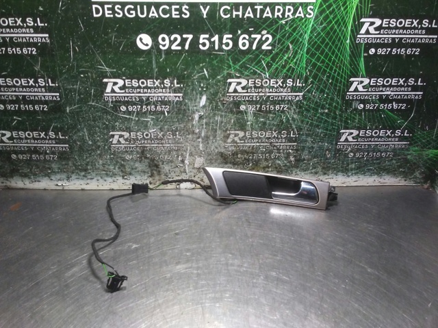 Maçaneta interna direita da porta dianteira 4B0837020 VAG/Audi