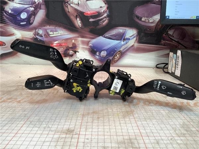 Comutador instalado na coluna da direção, montado Audi A4 8W2, 8WC