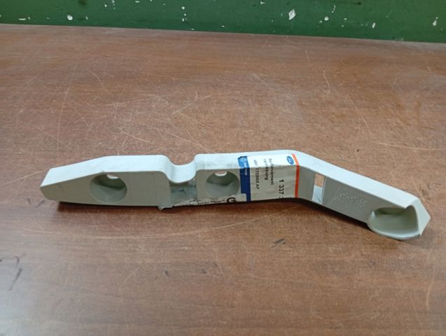 FORD 4M5117D958AF Кронштейн бампера переднего внешний правый в наличии Черкассы