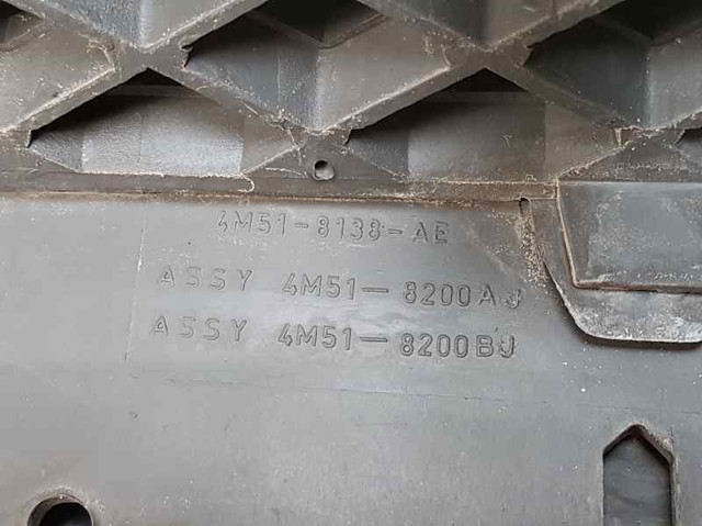 4M518138AE Решетка радиатора купить Николаев