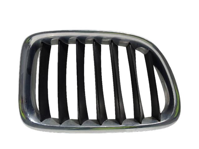 51112993308 BMW Решетка радиатора правая купить в Черновцы