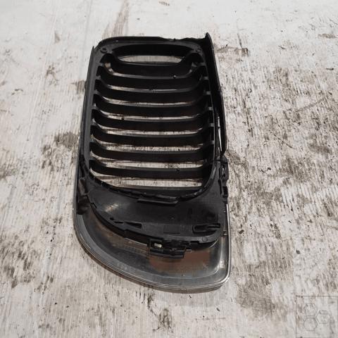 BMW 51137042962 Решетка радиатора правая в наличии Киев