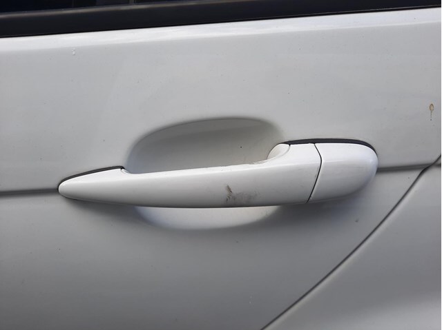 Maçaneta externa esquerda da porta traseira 51221960825 BMW
