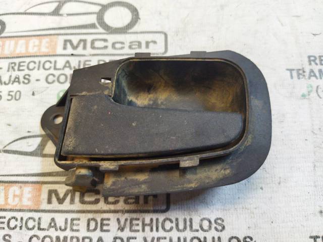 Maçaneta interna esquerda da porta traseira 51221960829 BMW