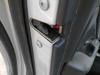 Fecho da porta traseira esquerda 51228125671 BMW