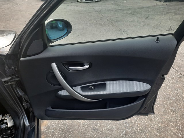 Revestimento (cobrimento) interno da porta dianteira direita 51417133300 BMW