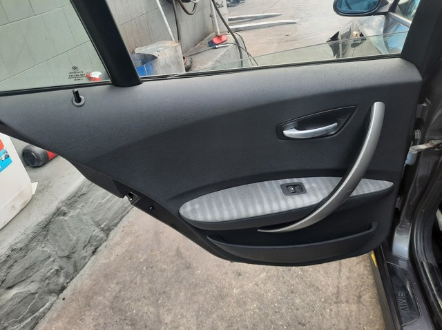 Revestimento (cobrimento) interno da porta traseira esquerda 51427133359 BMW