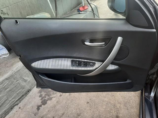 Revestimento (cobrimento) interno da porta traseira direita 51427133360 BMW