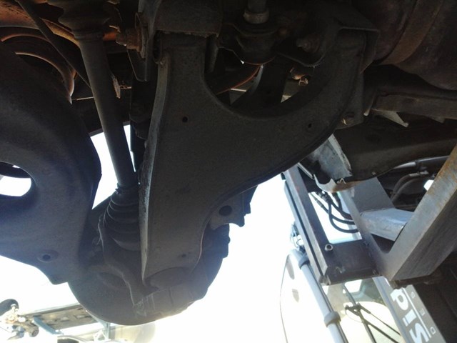 Braço oscilante inferior esquerdo de suspensão traseira 551A1EB31A Nissan