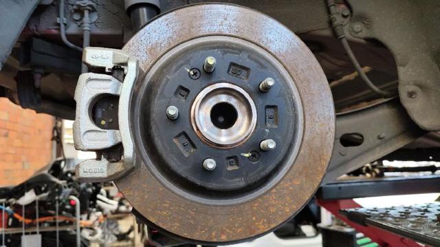 Disco do freio traseiro 584113V500 HYUNDAI