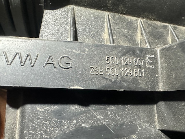 VAG 5C0129607 Корпус фильтра в наличии Полтава
