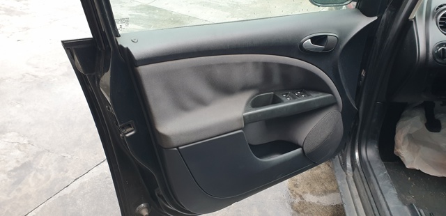 Regulador do vidro dianteiro esquerdo para assento altea xl 2.0 TDI 4x4 BMN 5P0837461