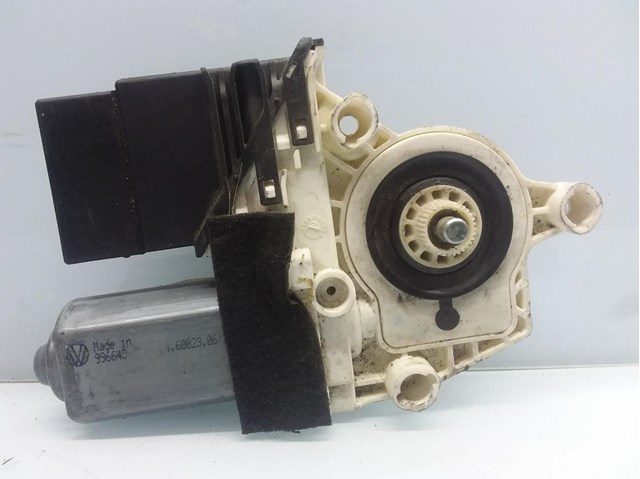 Motor regulador do vidro traseiro esquerdo para Volkswagen Touran (1T1,1T1) (2003-2004) 2.0 TDI 16V BKD 5P0839401