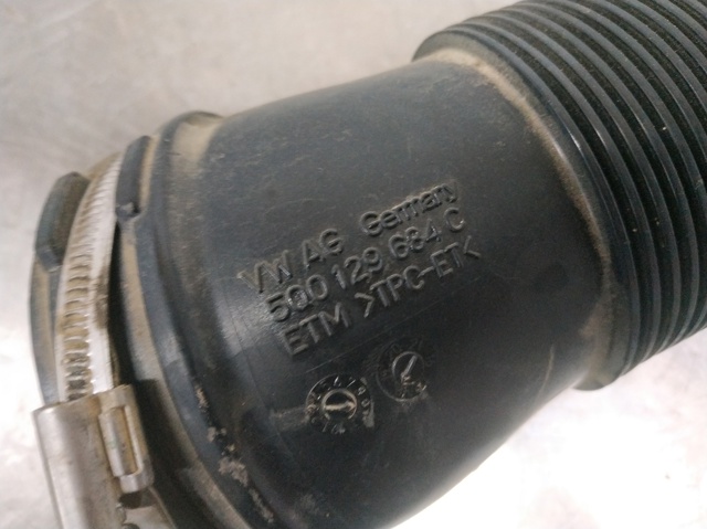 5Q0129684C Патрубок воздушный, выход воздушного фильтра купить Каменское